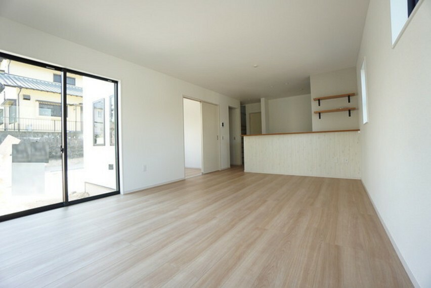 居間・リビング 17.7帖のリビングは長方形で家具が配置しやすい間取りとなっています＾＾