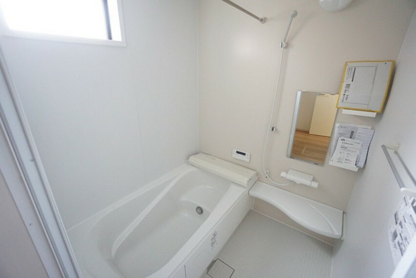 浴室 浴室暖房乾燥機付きのバスルーム。窓も付いているので湿気対策ばっちり＾＾ご家族皆様の1日の疲れを癒してください＾＾