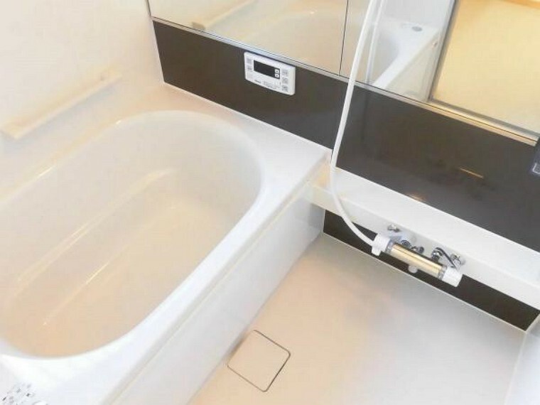 浴室 【同仕様写真】【同仕様写真】浴室はハウステック製の新品のユニットバスに交換します。浴槽には滑り止めの凹凸があり、床は濡れた状態でも滑りにくい加工がされている安心設計です。