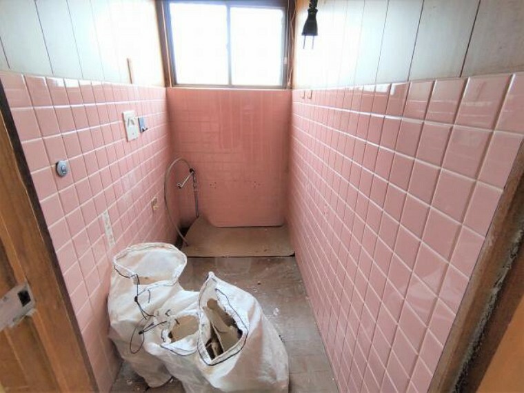 【リフォーム中】トイレを新品に交換します。床はクッションフロアに張替を行います。壁天井も新しクロスに張替します。