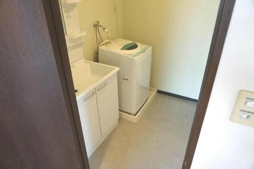 ランドリースペース 洗面室に洗濯機置場がございます。