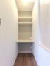 【リフォーム済】こちらは書斎です。足元と卓上にコンセントを配置しております。頭上には、A4サイズの書類を立てて収納できる棚を2段作りました。
