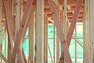構造・工法・仕様 木造軸組み工法は土台、柱、梁などの住宅の骨格を木の軸で造る工法です。 接合部には補強金物取り付け、床には構造用合板を使用するなど、強い耐震性・耐久性を発揮しています。