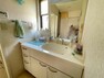 洗面化粧台 見やすい大きな一面鏡に、広々としたカウンターで身支度しやすい洗面台。