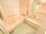 浴室 【浴室】浴室乾燥機付きで雨の日や花粉の気になる季節も洗濯物を乾かせます。浴室内に窓がありしっかり換気できるのもうれしいポイント。