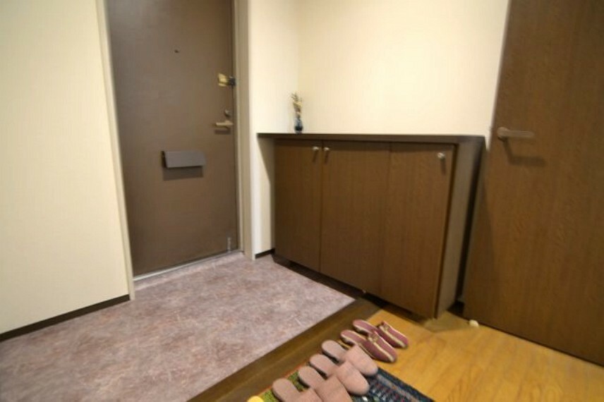 玄関 広々とした玄関は毎日の出入りをスムーズにさせます。スペースがあるので椅子を置いて靴を履いてもいいですね。