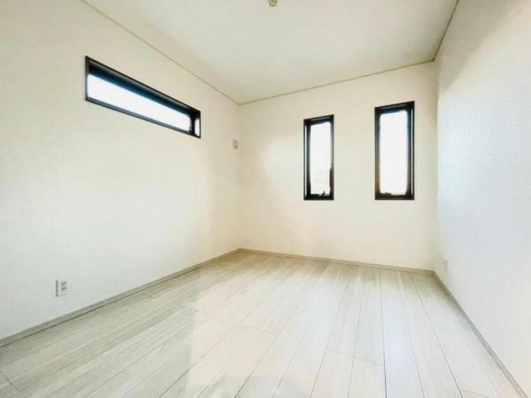 洋室 【2階洋室】洋室は白が基調のシンプルなデザインなので、インテリアを配置して自分の好きな空間を作る楽しみが広がります。