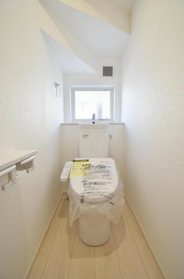 トイレ 階段下を有効活用したトイレスペース
