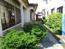 庭 【リフォーム中】駐車場から玄関まで続くアプローチを撮影しました。植栽は剪定となりますので、自宅でも自然を感じられますよ。