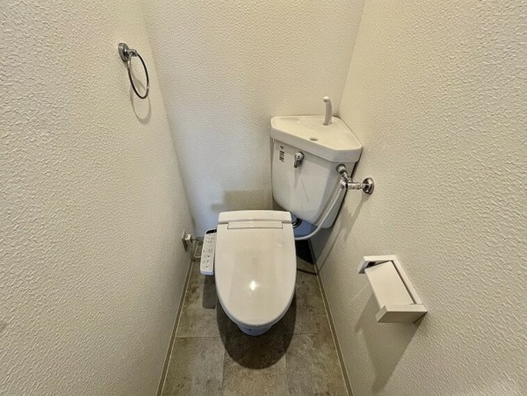 トイレ 温水洗浄機能付きです。