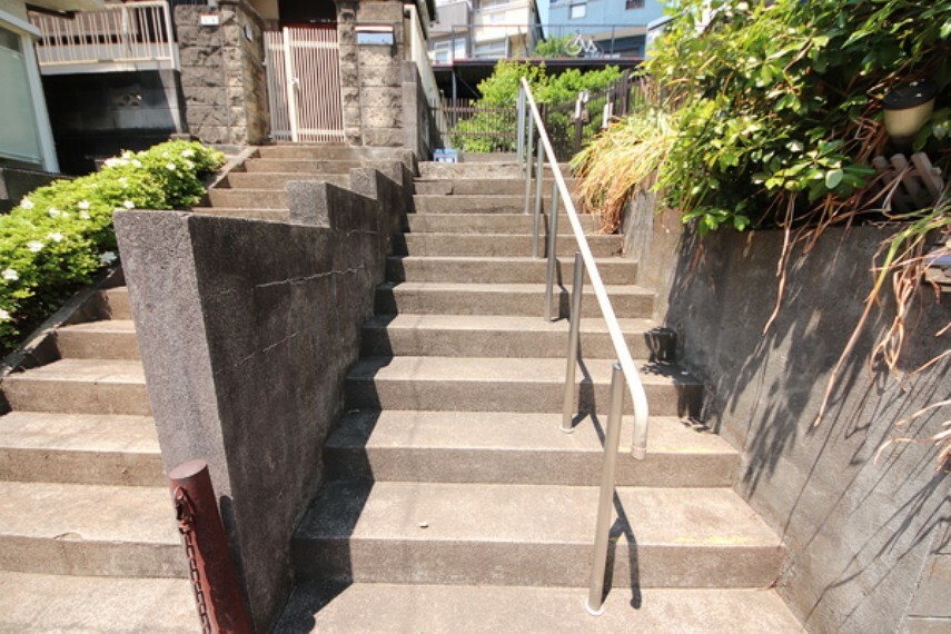 外観・現況 手すり付きの階段です。 高齢者の方でも安心して上がることが出来ます。