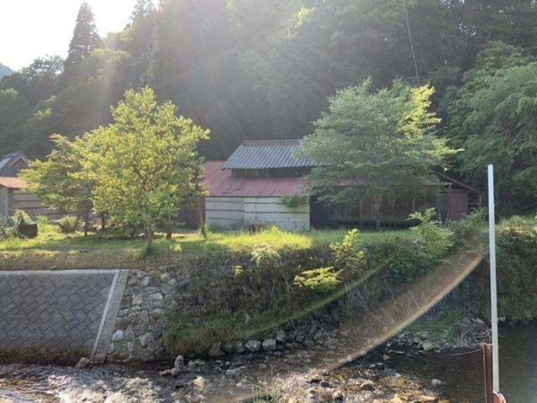 外観写真 自然豊かな広河原地域です。