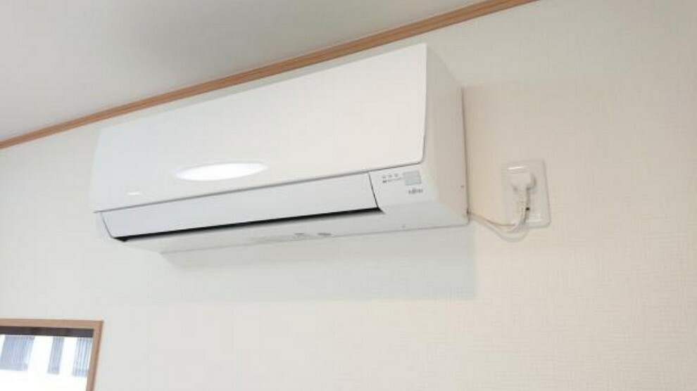 冷暖房・空調設備 【同仕様写真】リビングにはエアコンを設置します。新生活に欠かせない設備であるエアコンも、新しく用意するとお金がかかってしまいますが、1台設置済みの分負担が軽減されますよ。