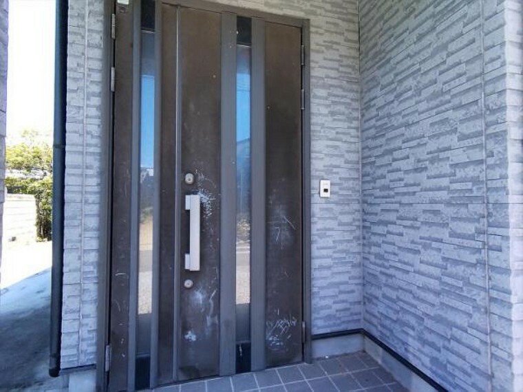 玄関 （リフォーム中写真7/2撮影）玄関ドアは交換予定です。鍵も新品になるのでお出かけも安心ですよ。