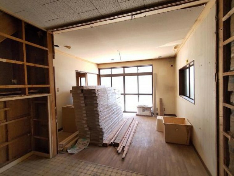 居間・リビング （リフォーム中写真7/29撮影）LDKは天井・壁のクロスを貼替し、床材を重ね貼りする予定です。