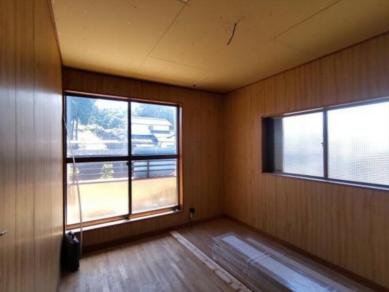 （リフォーム中写真7/17撮影）2階6帖洋室は天井・壁をクロス貼りにし、床材を重ね貼りする予定です。