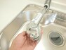専用部・室内写真 【リフォーム済】新品交換しましたキッチンの水栓金具はノズルが伸びてシンクのお手入れもラクラクです。水栓本体には浄水機能が内蔵されていて、おいしいお水をつくります。
