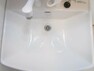 専用部・室内写真 【同仕様写真】新品交換する洗面化粧台の水栓は、お湯と水をきちんと使い分けられるタイプの水栓です。お湯のムダづかいを防ぐので、ガス代も節約。家計に優しい設計です。