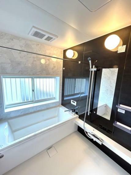 浴室 【リフォーム済】浴室はハウステック製の新品のユニットバスに交換しました。通常よりも大きな1.25坪サイズのお風呂で、1日の疲れをゆっくり癒すことができますよ。