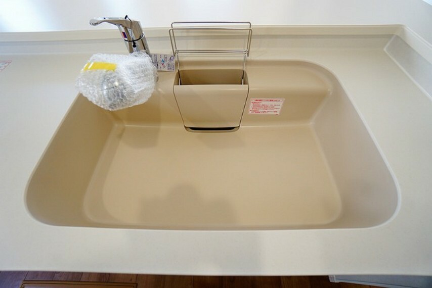 キッチン 大きめの鍋も洗える使い勝手の良い異形シンク。水はねの音や食器が当たる音を大幅に軽減する静音仕様。
