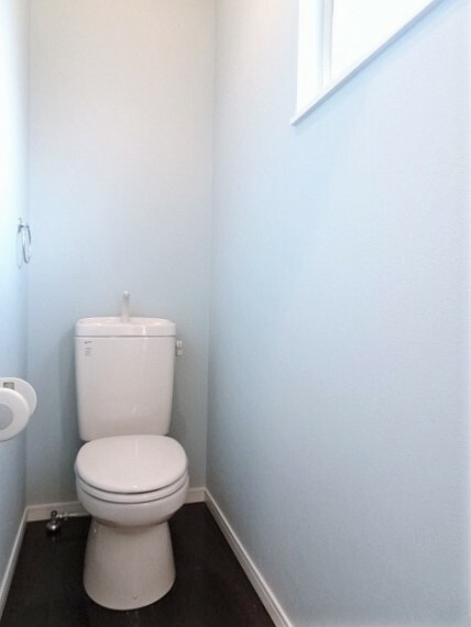 トイレ 1.2階ともトイレがあります。2階トイレはライトブルーの壁紙が可愛らしい印象を与えてくれる空間。