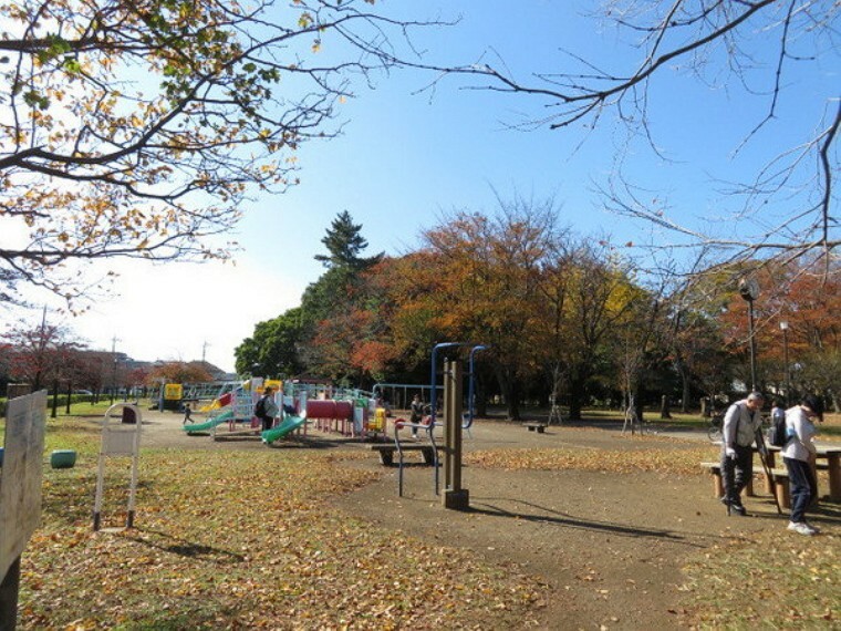 公園 わかぐさ公園 春のころには桜 夏になれば子供プールの営業などが見られ 一年を通してウォーキングや野球に興じる人たちがつどいます。