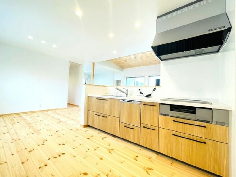 キッチン 収納豊富、開放感のあるキッチン