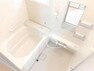 専用部・室内写真 【同仕様写真】浴室はハウステック製の新品のユニットバスに交換します。浴槽には滑り止めの凹凸があり、床は濡れた状態でも滑りにくい加工がされている安心設計です。