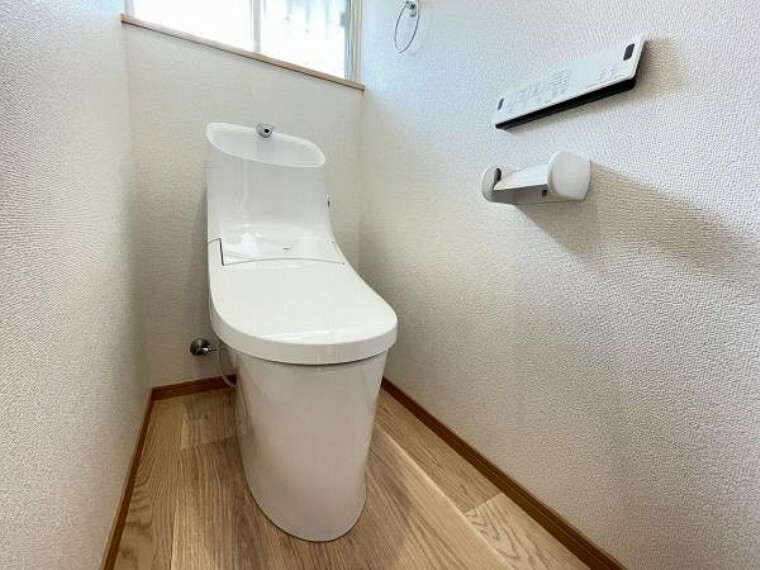 専用部・室内写真 【同仕様写真】トイレはLIXIL製の温水洗浄機能付きに新品交換します。表面は凹凸がないため汚れが付きにくく、継ぎ目のない形状でお手入れが簡単です。節水機能付きなのでお財布にも優しいですね。