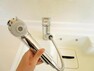専用部・室内写真 【同仕様写真】交換するキッチンの水栓金具はノズルが伸びてシンクのお手入れもラクラクです。水栓本体には浄水機能が内蔵されていて、おいしいお水をつくります。