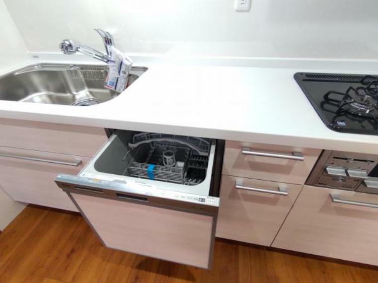 【キッチン】キッチンには食器洗い乾燥機が付いています。洗い物の手間が減るのは助かりますね。