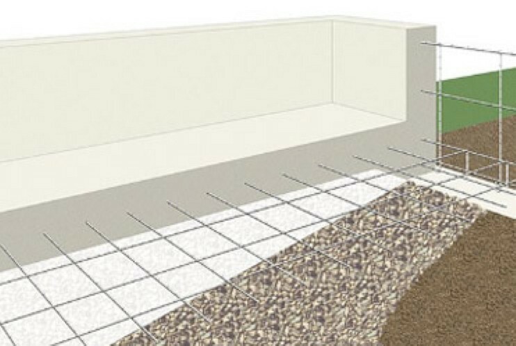構造・工法・仕様 「鉄筋入りコンクリートベタ基礎」を標準採用。地面全体を基礎で覆うため、建物の加重を分散して地面に伝え、不同沈下に対する耐久性や耐震性が向上します。 床下全面がコンクリートなので防湿対策にもなります。
