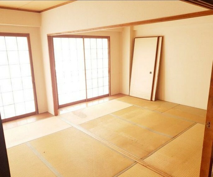 和室 バルコニーに面する居室の扉を開けると、約12帖の広々とした空間としても利用可能です。