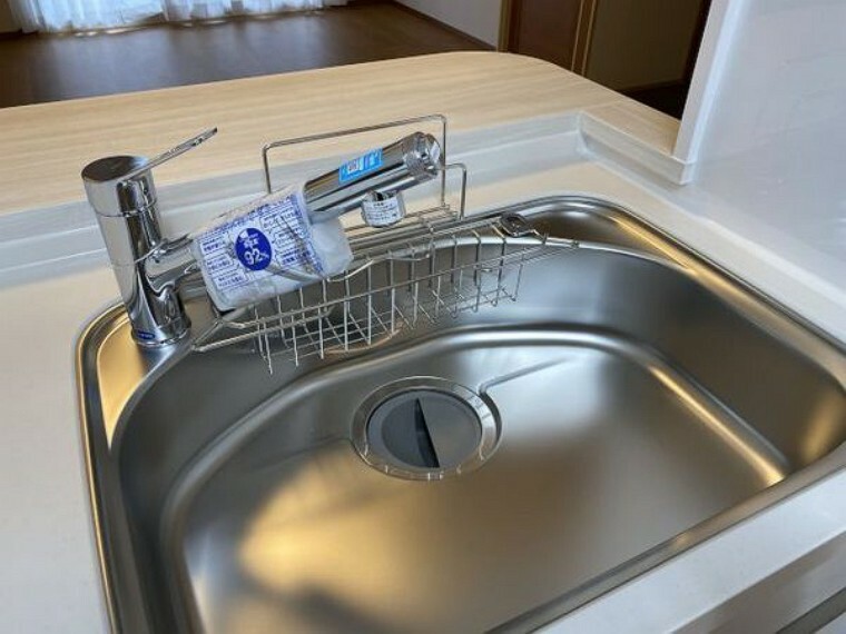 キッチン 浄水器一体型水栓、シャワー水栓でシンクの隅々まできれいに洗えます。