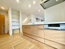 キッチン 広々とし、デザインあふれるリビングは家具の合わせやすい、ナチュラルなフローリングになっております。