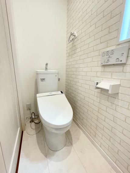 トイレ 【B棟】アクセントクロスが映えるトイレ。 便器はフチなしでお手入れがしやすい形状になっています。