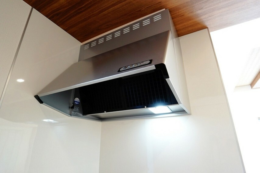 キッチン 調理スペース近くの空気だけを排気するレンジフード。煙とにおいを排出する効率がよくなります。