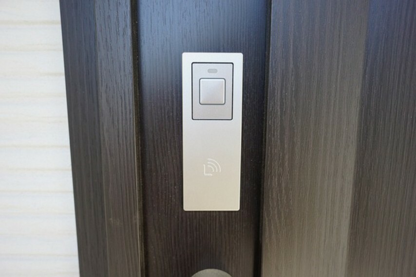 玄関 わざわざ鍵を取り出さなくても、ボタンを押せば解錠する便利なタッチキーを搭載しています。