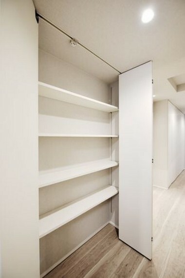 収納 廊下の壁面には収納スペースが豊富に設けられております。すべて棚は高さが調節可能で様々なものの収納に使い分けができます。