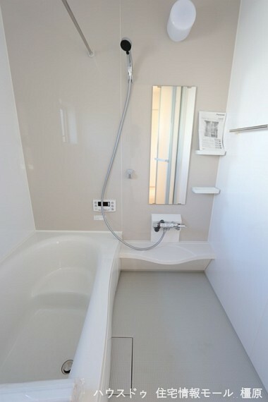 同仕様写真（内観） 1坪サイズのゆったりした浴室で足を伸ばしておくつろぎ下さい。 浴室乾燥機付きで雨の日のお洗濯も安心です。 （同仕様）