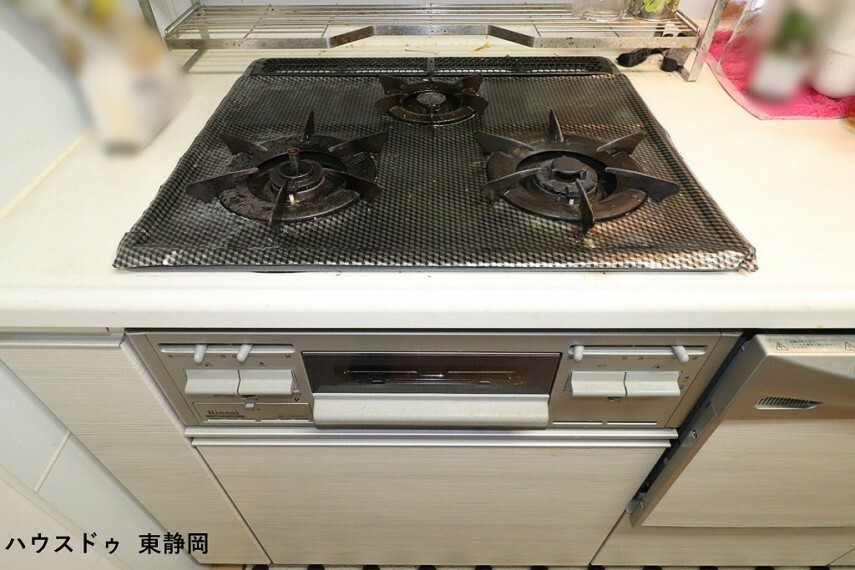 キッチン 3口コンロを使用しているため、同時に複数の調理が可能です。
