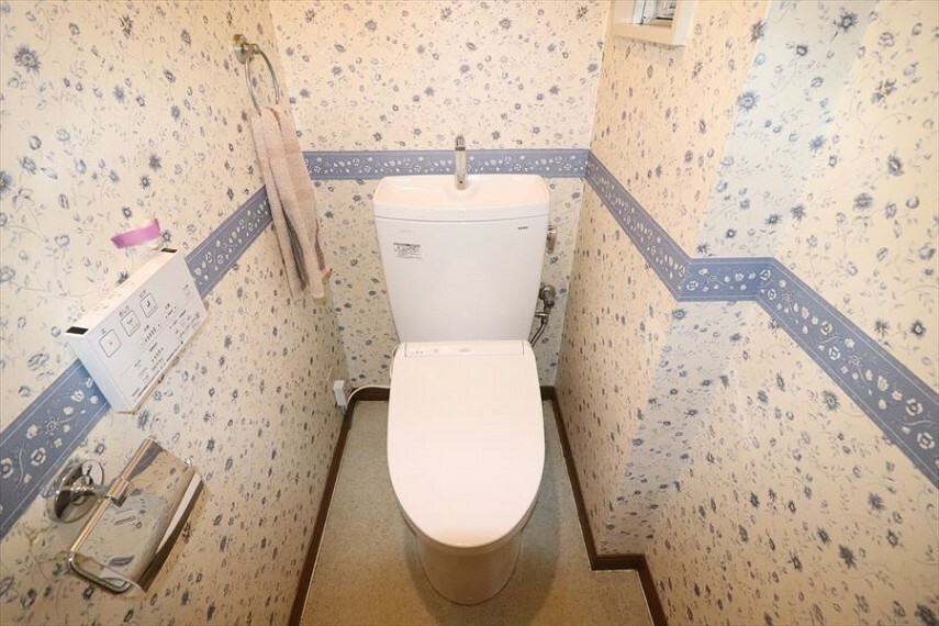 トイレ ウォシュレット機能付きトイレです　 花柄の壁紙が明るく華やかなです。
