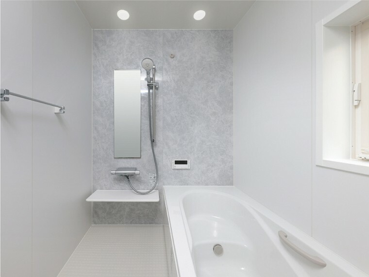 AX浴室  なめらかな光沢が美しい人造大理石のルフレトーン浴槽のバスルーム。冬場でも冷ヤッとしないフロアやお湯が冷めにくい保温構造の浴槽などの快適性能と省エネ性能で、心地よいバスタイムが愉しめます。