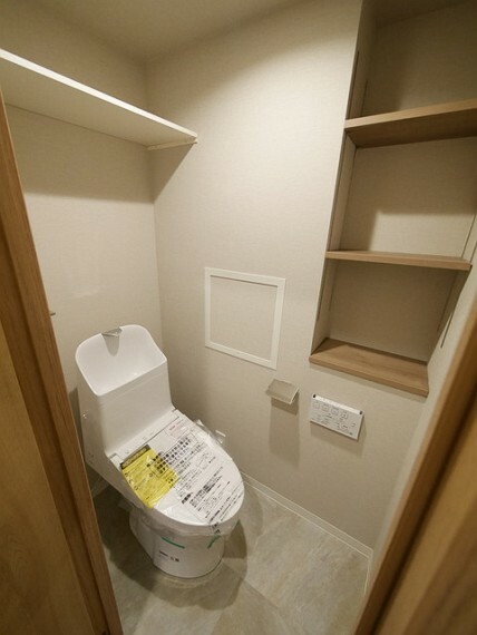 トイレ 壁には埋め込み式の収納があります！ トイレットペーパー等のストックに便利です！