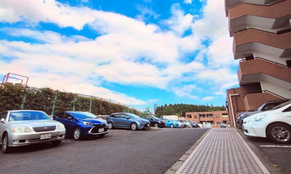 敷地内駐車場 道路も広く、運転が苦手でも駐車場にスムーズにクルマを入れることができます。
