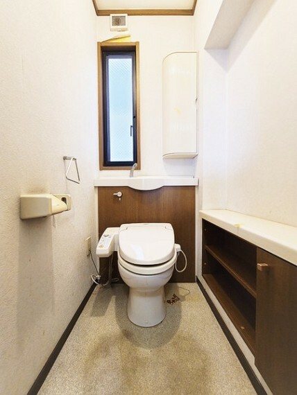 トイレ 圧迫感がないスッキリしたトイレ空間です。