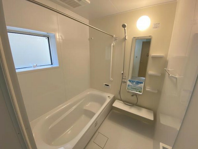 浴室 【バスルーム】1坪タイプのバスルームは白を基調とした清潔感溢れる仕様になっています