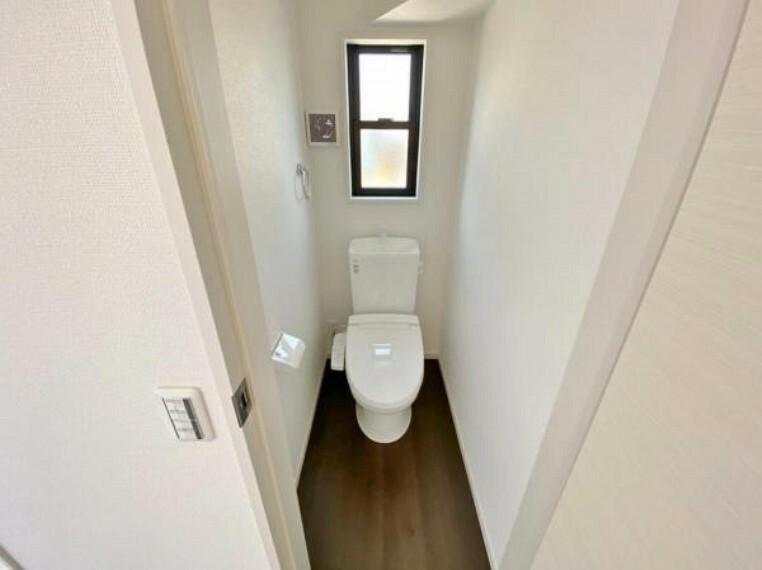トイレ ウォシュレット機能付で清潔・快適 　窓付きで明るい空間です。