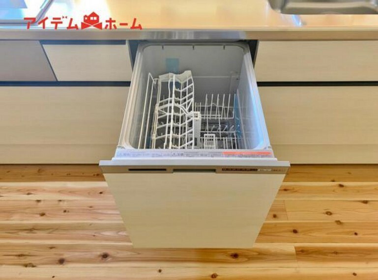 キッチン 手間・時間をかけず、効率よく食器類を洗浄。家事の時間を大幅に短縮出来ます。 かつ節水効果にも優れた食洗機を標準装備。スライド式なので場所も取りません。