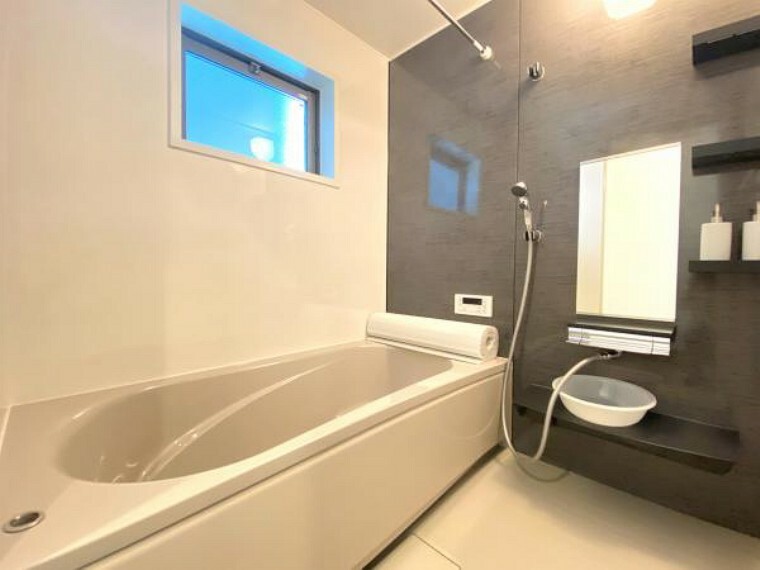 浴室 ユニットバスはゆったりとくつろげる1坪タイプ。足までしっかりと伸ばせる浴槽は、心身ともにしっかりと疲れを癒してくれます。